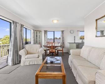 Snells Seaside Bach - Snells Beach Holiday Home - Snells Beach - Living room