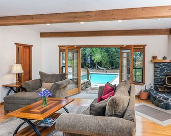 Glen Ellen Stone Retreat - Family Friendly Home - Walk to Town - Glen Ellen - Wohnzimmer