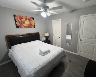 Modern style home! By hobby airport and Nasa. Full kitchen and strong WIFI . - Houston - Quarto