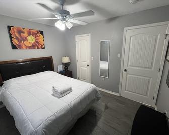 Modern style home! By hobby airport and Nasa. Full kitchen and strong WIFI . - هيوستن - غرفة نوم