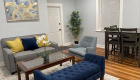 Remodeled Spacious Apartment in Perfect Location - Boston - Living room