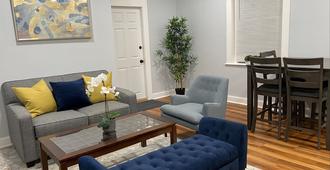 Remodeled Spacious Apartment in Perfect Location - Boston - Oturma odası