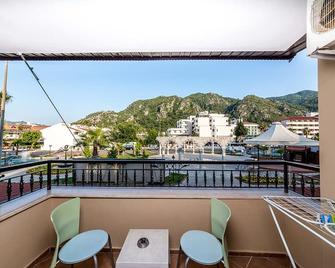 Lighthouse Apartments - İçmeler - Balkon