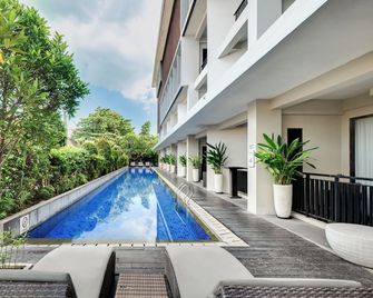 Harris Hotel Seminyak - North Kuta - Piscina
