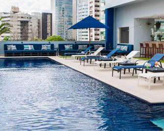 Golden Tulip Porto Vitoria - Vitória - Piscina