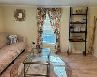 Simple comfort close to Winston & Vineyards - Yadkinville - Living room