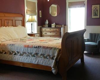 The Feathered Star B&B - Egg Harbor - Schlafzimmer