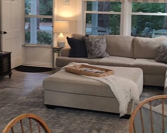 Jekyll Island House/ Kellys On The Coast /King bed - Jekyll Island - Living room
