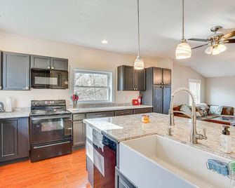 Altmar Home w/ Fire Pit 1 Mi to Salmon River! - Altmar - Cocina