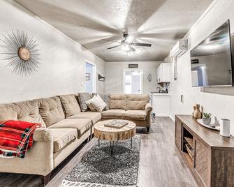 Lakefront Getaway w boat slip, Sandy Beach, 2 Living Rooms. Sleeps 12 - Eufaula - Living room