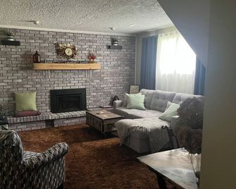 A Generational home that feels like Your home away from home. - Tillsonburg - Sala de estar