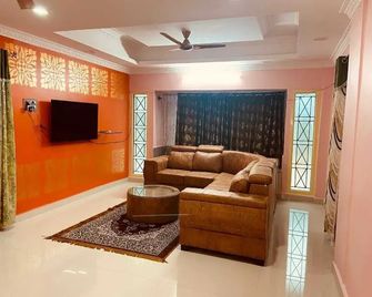 Tirupati Svp Home Stay,villa With Garden - Tirupati - Pokój dzienny