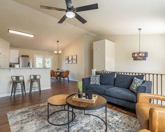 Affordable 4-Bedroom Retreat Near Dt Cartersville - Cartersville - Living room
