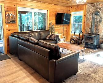 Secluded Cabin with Hot tub on spacious private lot - Emigrant Gap - Sala de estar