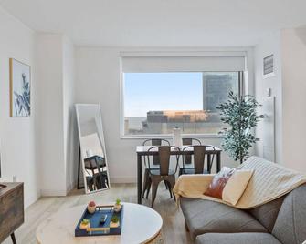 Beachfront 2br 3ba Condo By Cozysuites - 大西洋城 - 客廳