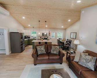 NEW! Modern Getaway - Hot Tub l Fire Pit l Pool table - Norway - Living room