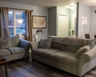 Freshly Remodeled 3-Bedroom House Near The Lake! - Holland - Wohnzimmer
