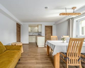 Holiday home with BBQ, hot tub & sauna | Mountain view - Breitenberg - Comedor