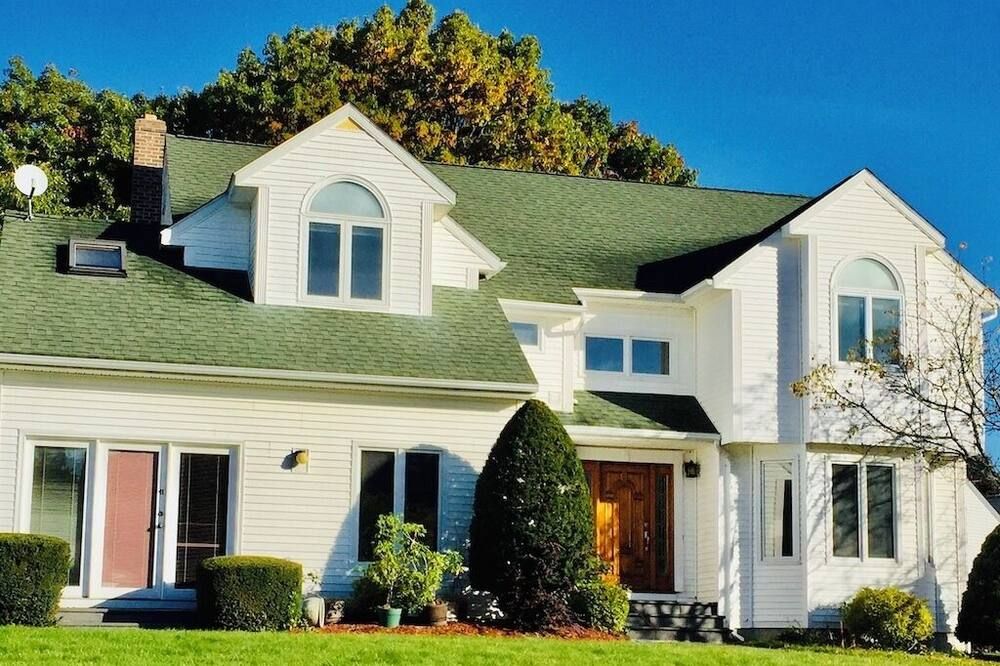 Cozy self-contained apartment with Private Entrance.