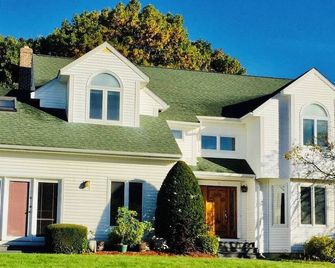 This apartment in Lowell is in a beautiful setting and part of our house. - Lowell - Building