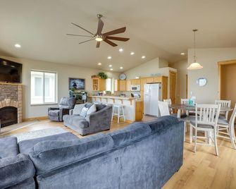 Gold Beach Retreat Private Hot Tub and Ocean Views! - Gold Beach - Wohnzimmer
