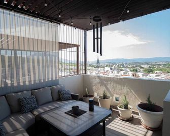Modern Home with Parking 3AC & 1K&3Q beds, Netflix - Tepic - Balcón