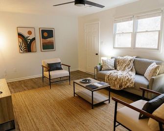 \'Morning View 3” Cozy Modern Stay - College/Hiking - Berea - Living room