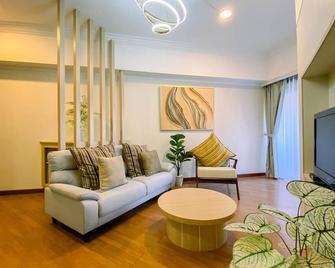 Cozy 2 Bedrooms Sudirman Tower Apartment by Travelio - Jakarta - Vardagsrum