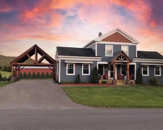 Beautiful 4BR/3.5BA Farmhouse w/ Heated Pool, Game Rm - 3 Miles to Dreams Park! - Milford - Edificio