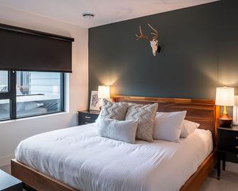 Hemlock Hangout by Revelstoke Vacations - Revelstoke - Bedroom