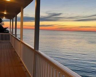 Pete's Lakefront Motel, Llc - Geneva - Balcony