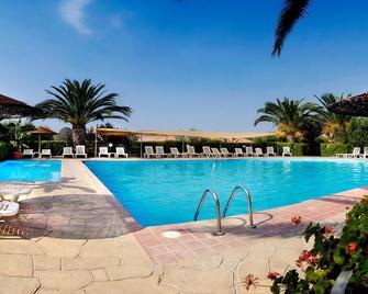 Martha's Haus Hotel - Polígiros - Piscina