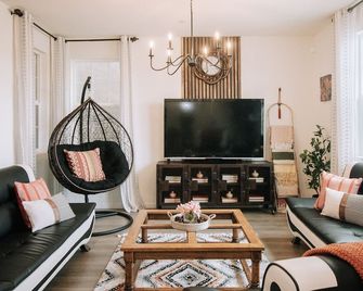 Worldly ~ Whimsical ~ Wonderful - Sacramento - Vardagsrum