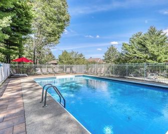 Picturesque mountain view condo with fireplace, balcony, deck, pool, & kitchen - Waitsfield - Bazén