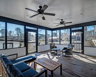 3 Bedroom Home on Reservoir | Fisherman Getaway - Brandon - Living room