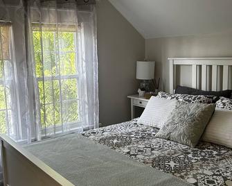 Welcome to our cozy little cottage-style home, your home away from Home! - Cascades del Niàgara - Habitació