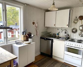 Magical Lakefront Cabin with Modern Interior and Beautiful Views in Sweden - Vaxholm - Küche