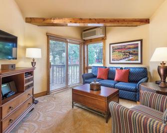 Galena, IL: Studio w/Fireplace, Jetted Tub, Resort Pool & Outdoor Activities - Galena - Living room