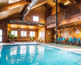 Cozy 2 Bed, 2 Bath Condo on Golf Course with Hot tub, Sauna & Pool! - Red Lodge - Zwembad