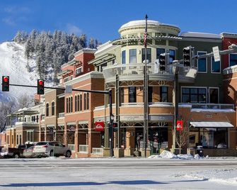 H305B | Downtown | High-end Interiors | Free City Bus | Ski Locker at Base - Steamboat Springs - Edificio