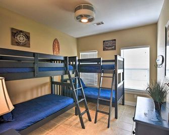 Ocean View and Grill Crystal Beach Bungalow! - Crystal Beach - Habitación