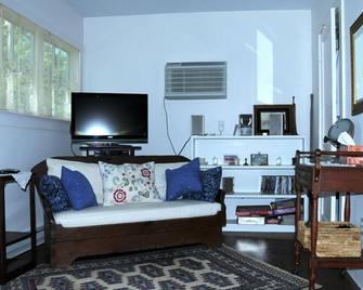Charming, Renovated Island Cottage - Shelter Island License #: 012-2017 - Shelter Island - Living room