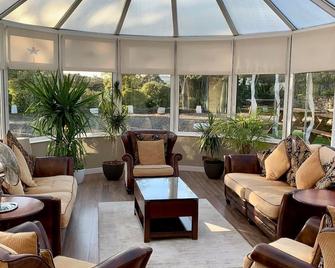Victorian Mansion, fully refurbished, sleeps 24 guests in 12 ensuite bedrooms - Carnoustie - Lounge