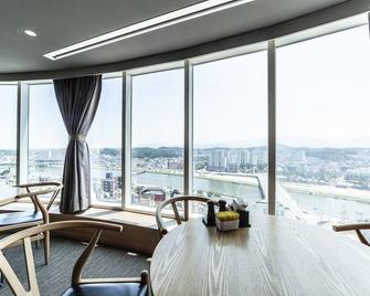 Gangneung Tourist Hotel - Gangneung - Dining room