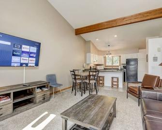 Grace Jo Vacation Home at Tamarack Highland 5 - Wisconsin Dells - Living room