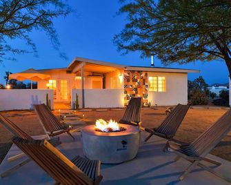 El Dorado Oasis - Stunning 5-Acre Property, Endless Views, Hot Tub, Cowboy Pool - Yucca Valley - Terasa