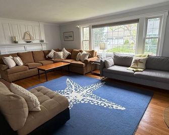 Perfect Location For Your Summer Vacation! - Falmouth - Living room