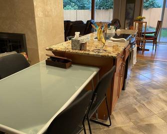 A room in a house in a quiet Kirkland neighborhood - Kirkland - Restaurant