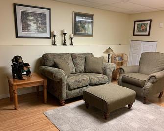 A cheerful and cozy waterfront grand mom's cottage - Burk's Falls - Living room