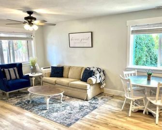 Guest Suites 1998 #1 - Charming 1 bedroom 1 bath Suite - Idaho Falls - Living room